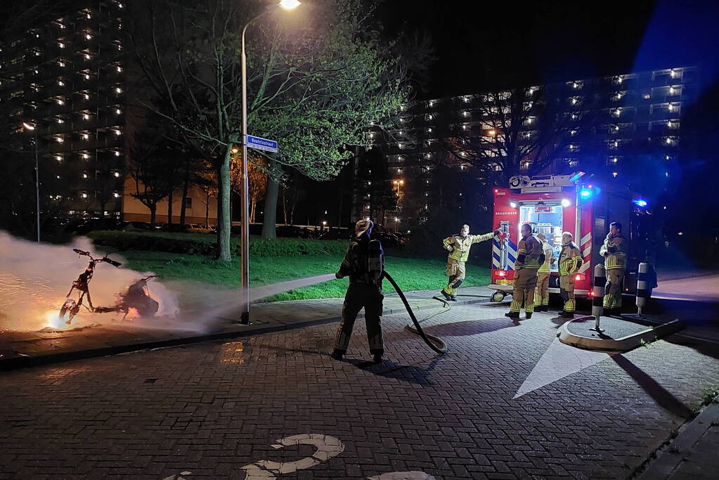 Deelscooter volledig uitgebrand