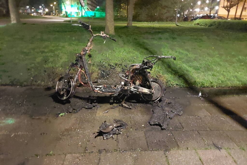 Deelscooter volledig uitgebrand