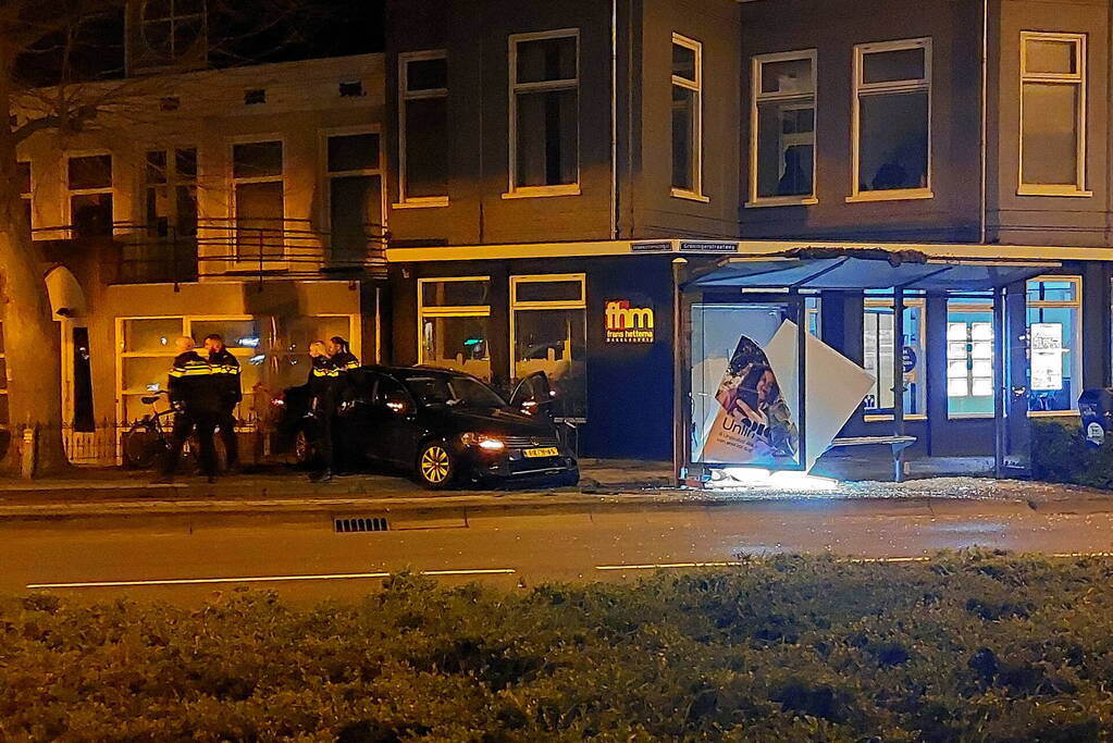 Automobilist rijdt bushokje aan diggelen