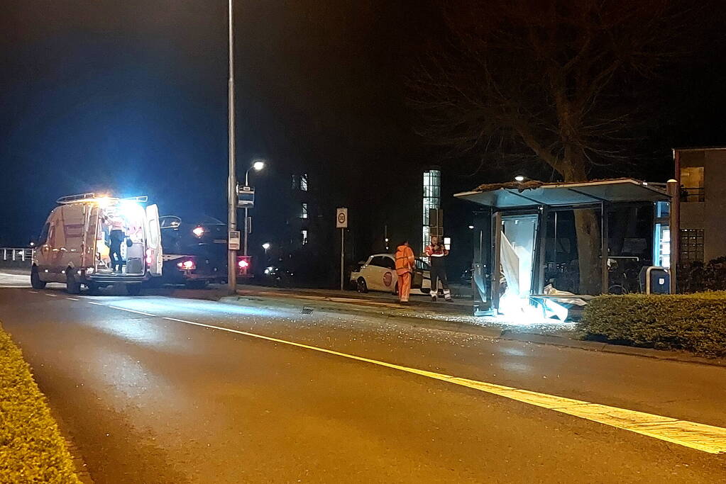 Automobilist rijdt bushokje aan diggelen