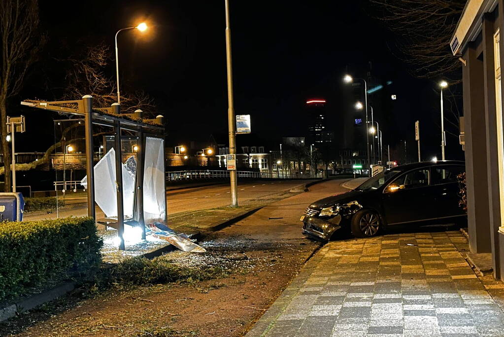 Automobilist rijdt bushokje aan diggelen