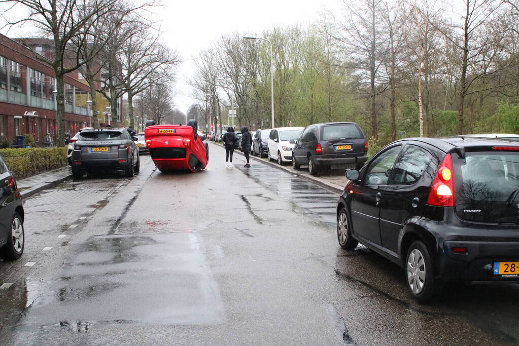 Auto belandt op zijn kop bij eenzijdig ongeluk