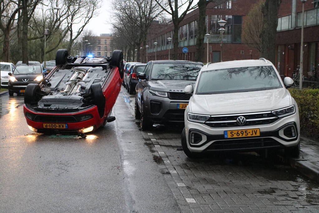 Auto belandt op zijn kop bij eenzijdig ongeluk