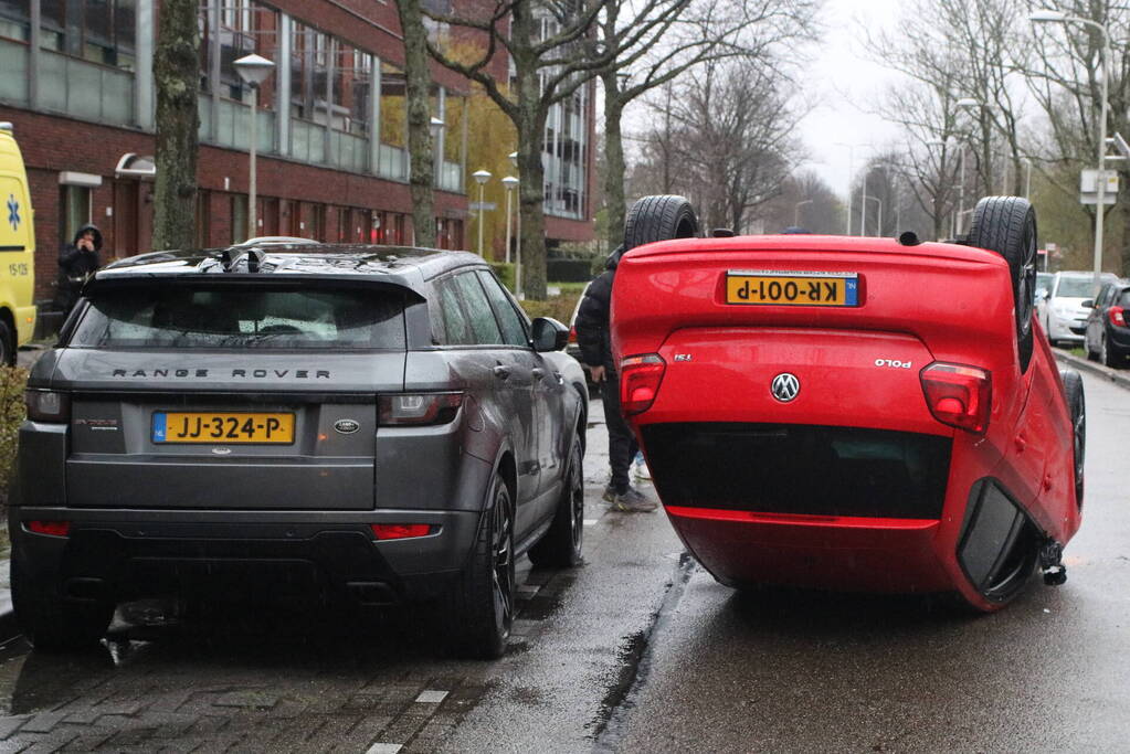 Auto belandt op zijn kop bij eenzijdig ongeluk