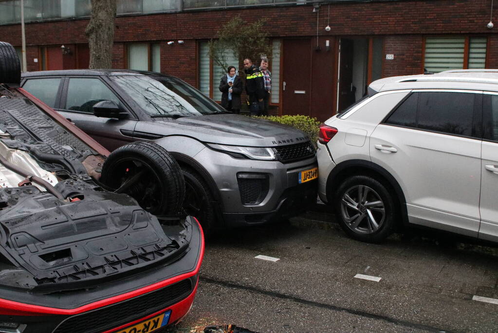 Auto belandt op zijn kop bij eenzijdig ongeluk