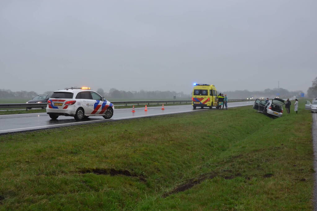 Automobilist verliest macht over stuur en belandt in greppel