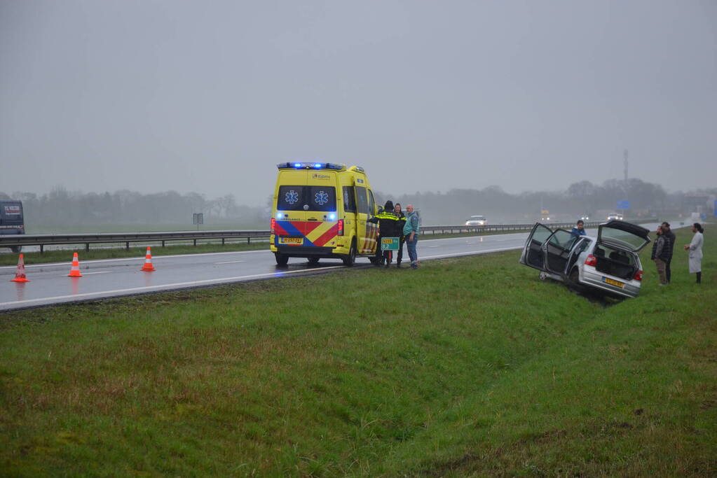 Automobilist verliest macht over stuur en belandt in greppel