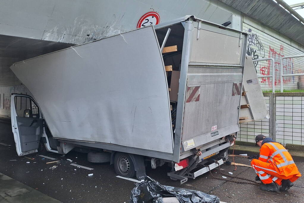 Bakwagen rijdt zich vast onder viaduct