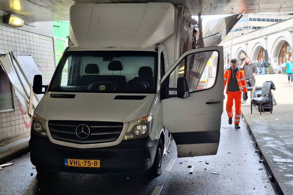 Bakwagen rijdt zich vast onder viaduct