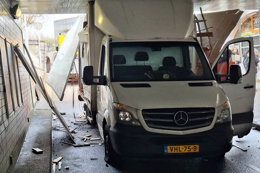 Bakwagen rijdt zich vast onder viaduct