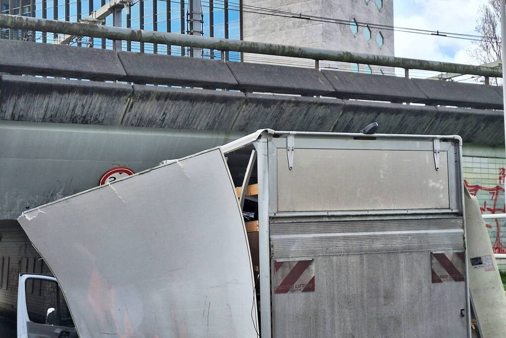 Bakwagen rijdt zich vast onder viaduct