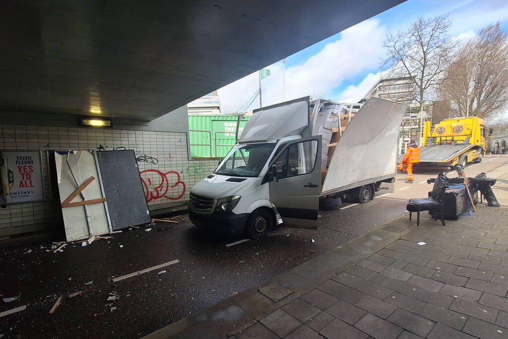 Bakwagen rijdt zich vast onder viaduct