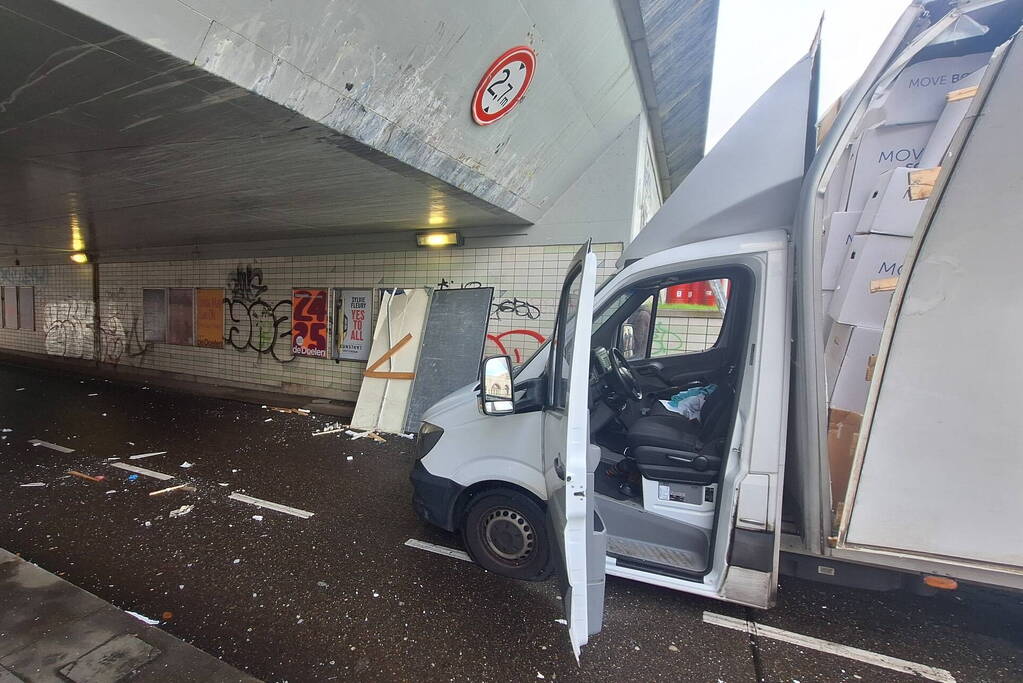 Bakwagen rijdt zich vast onder viaduct