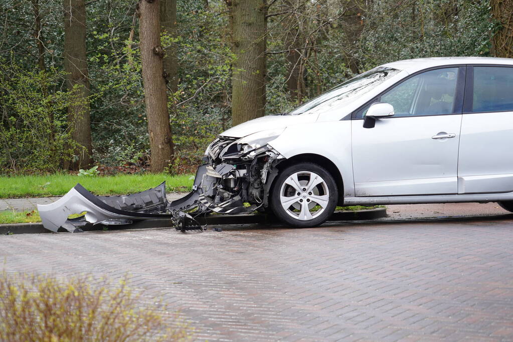 Veel schade bij botsing tussen auto en vrachtwagen