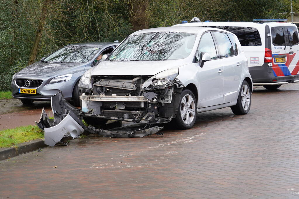 Veel schade bij botsing tussen auto en vrachtwagen