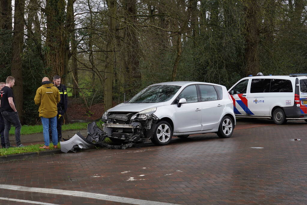 Veel schade bij botsing tussen auto en vrachtwagen