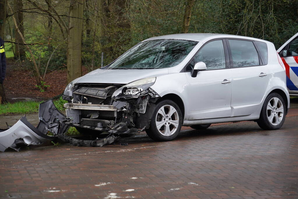 Veel schade bij botsing tussen auto en vrachtwagen