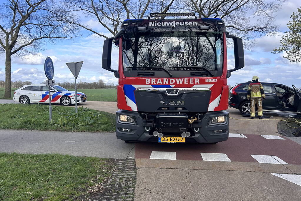 Auto vliegt tijdens het rijden in brand