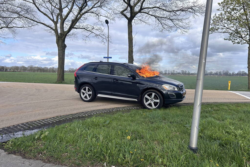 Auto vliegt tijdens het rijden in brand