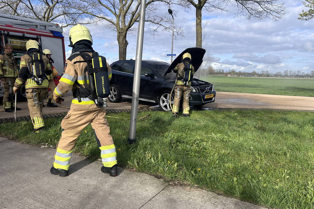 Auto vliegt tijdens het rijden in brand