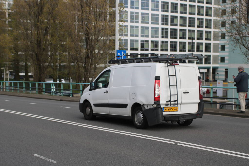 Motorrijder rijdt achterop bestelbus en raakt zwaargewond