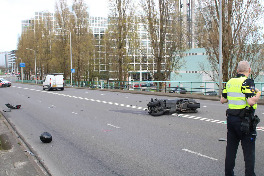 Motorrijder rijdt achterop bestelbus en raakt zwaargewond