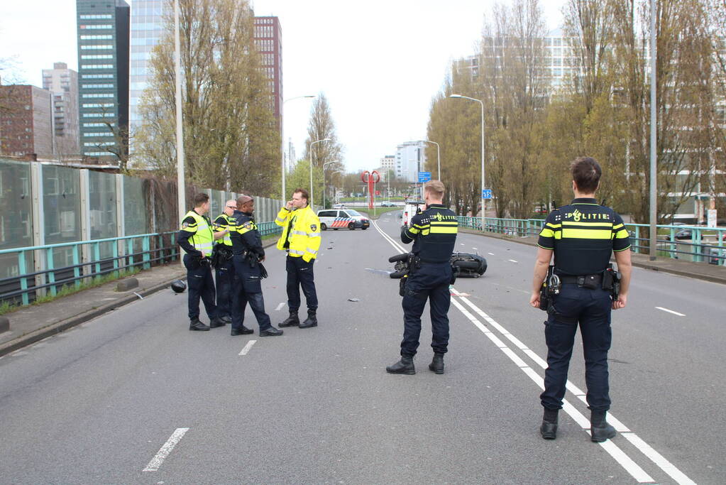 Motorrijder rijdt achterop bestelbus en raakt zwaargewond