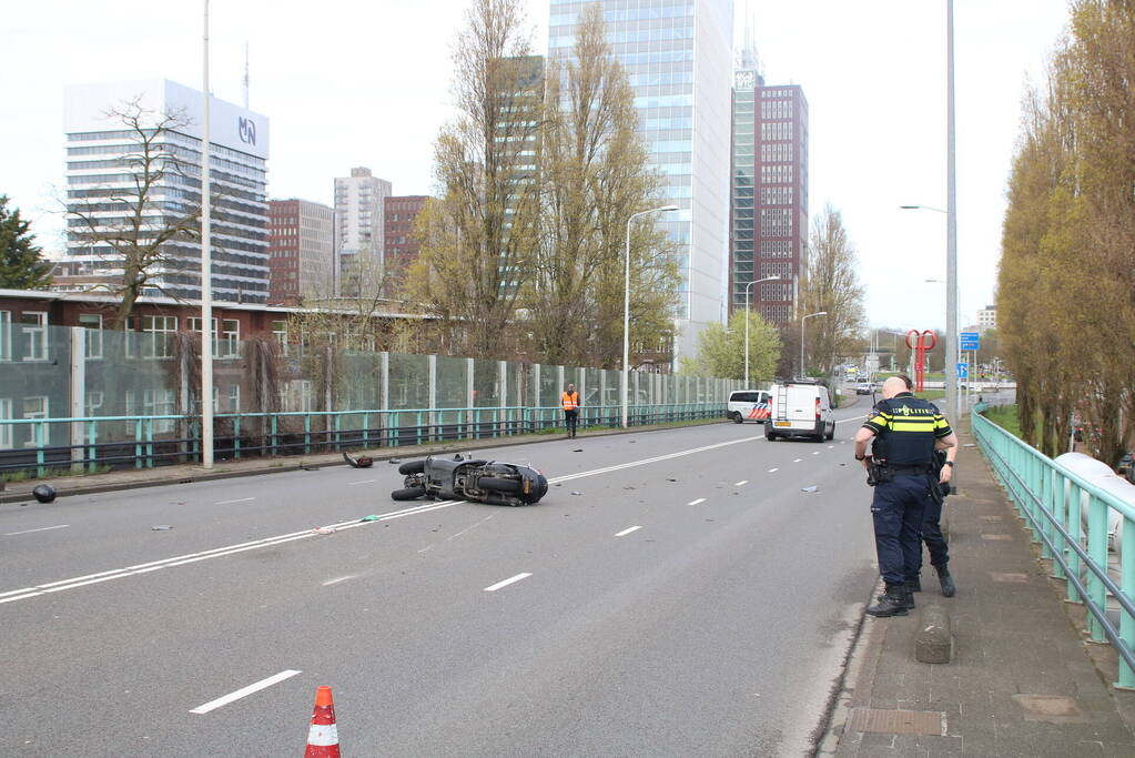 Motorrijder rijdt achterop bestelbus en raakt zwaargewond