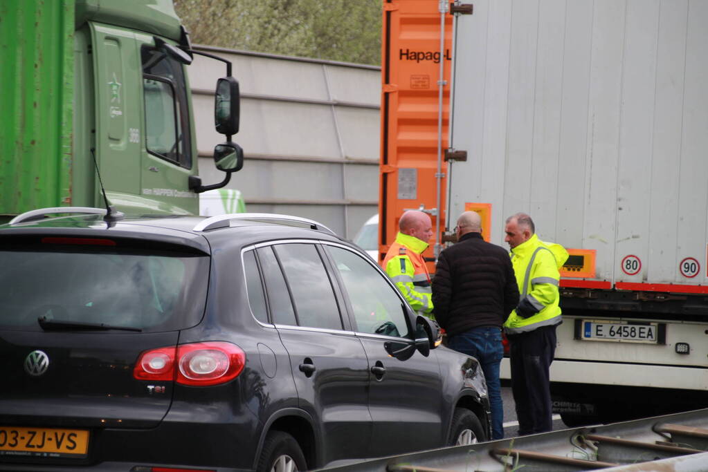 Auto rijdt tegen vrachtwagen