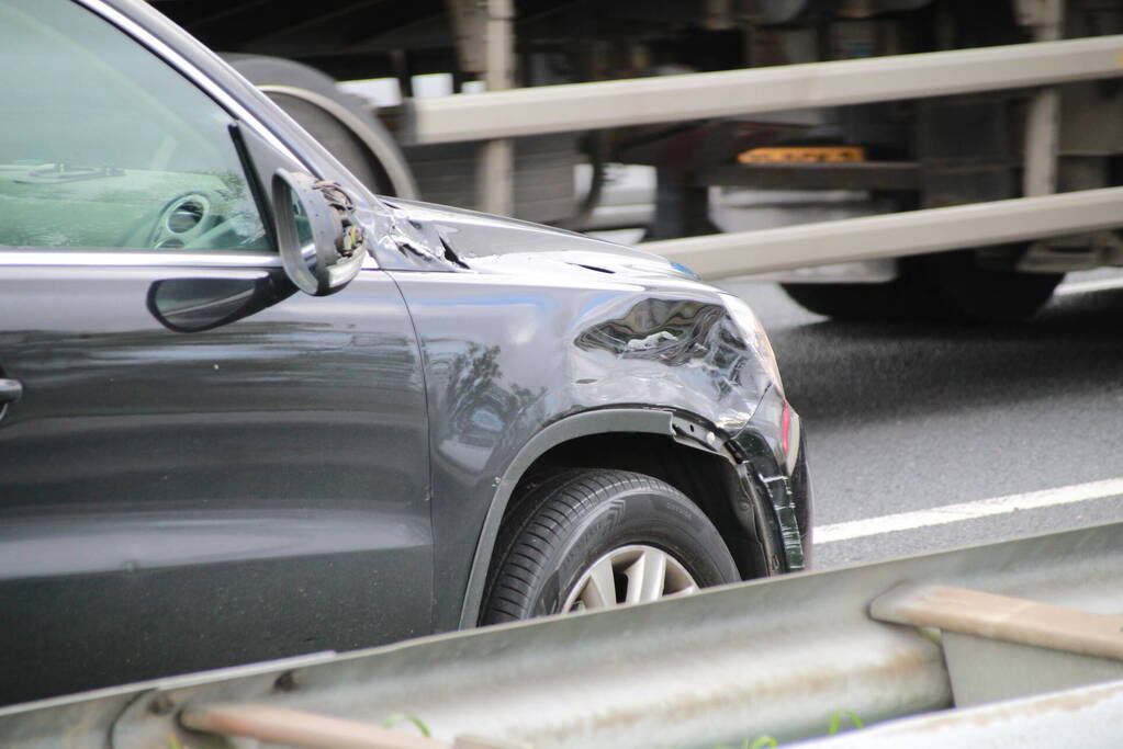 Auto rijdt tegen vrachtwagen