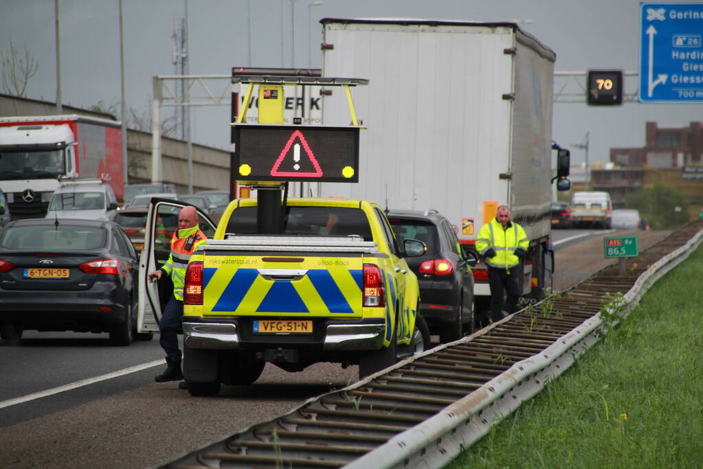 Auto rijdt tegen vrachtwagen