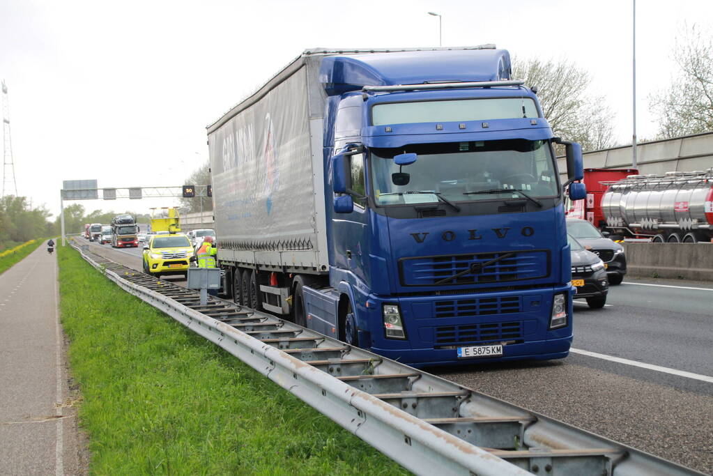 Auto rijdt tegen vrachtwagen