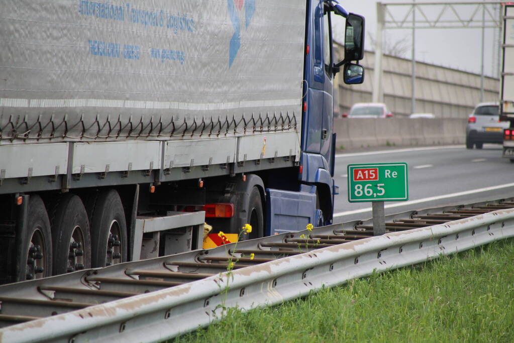 Auto rijdt tegen vrachtwagen