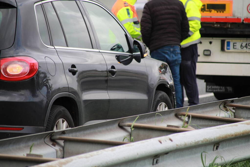 Auto rijdt tegen vrachtwagen