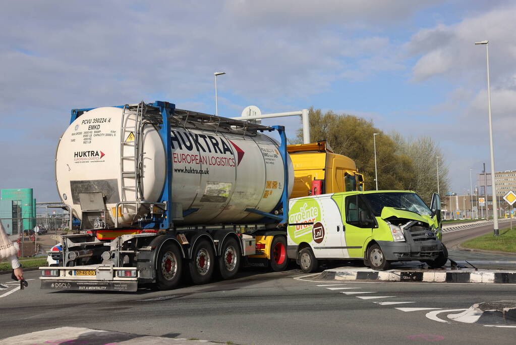 Bestelbus fiks beschadigd na aanrijding met vrachtwagencombinatie