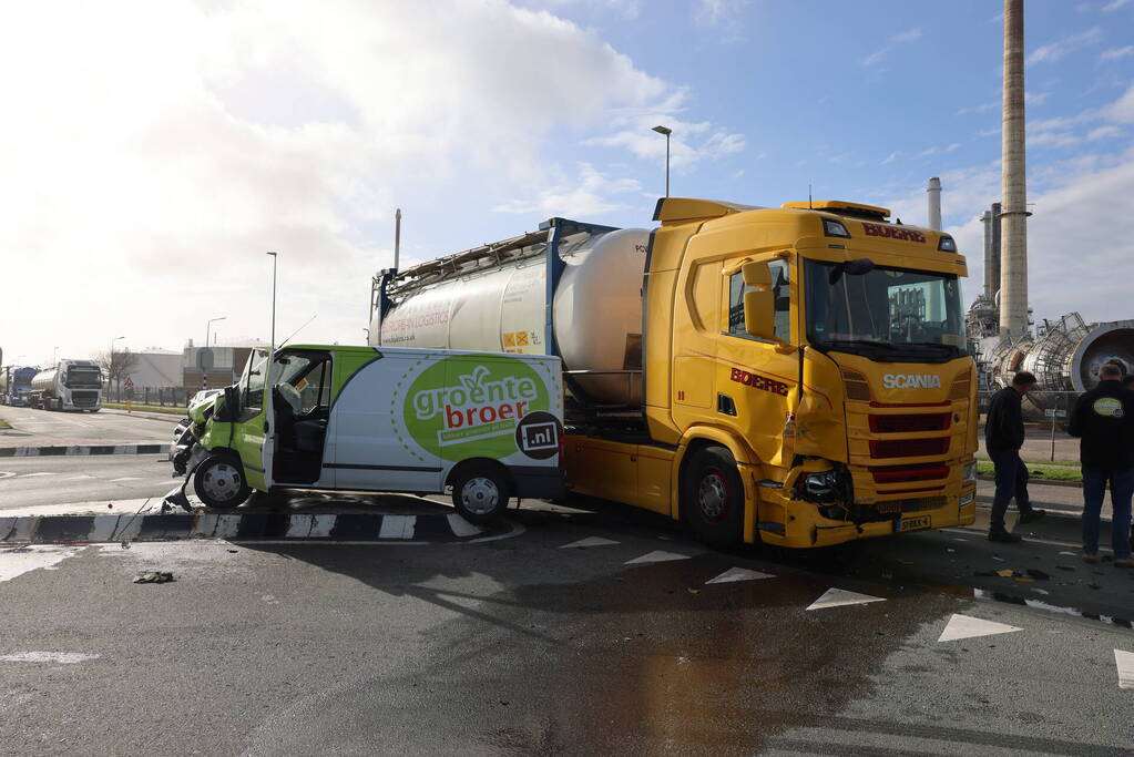 Bestelbus fiks beschadigd na aanrijding met vrachtwagencombinatie