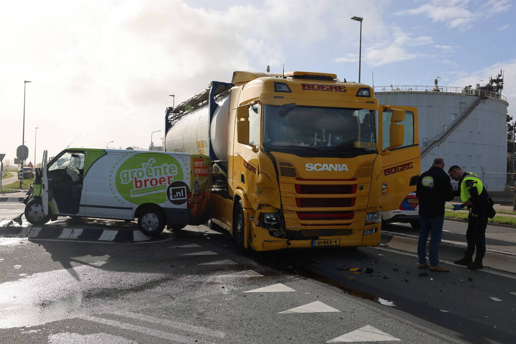 Bestelbus fiks beschadigd na aanrijding met vrachtwagencombinatie