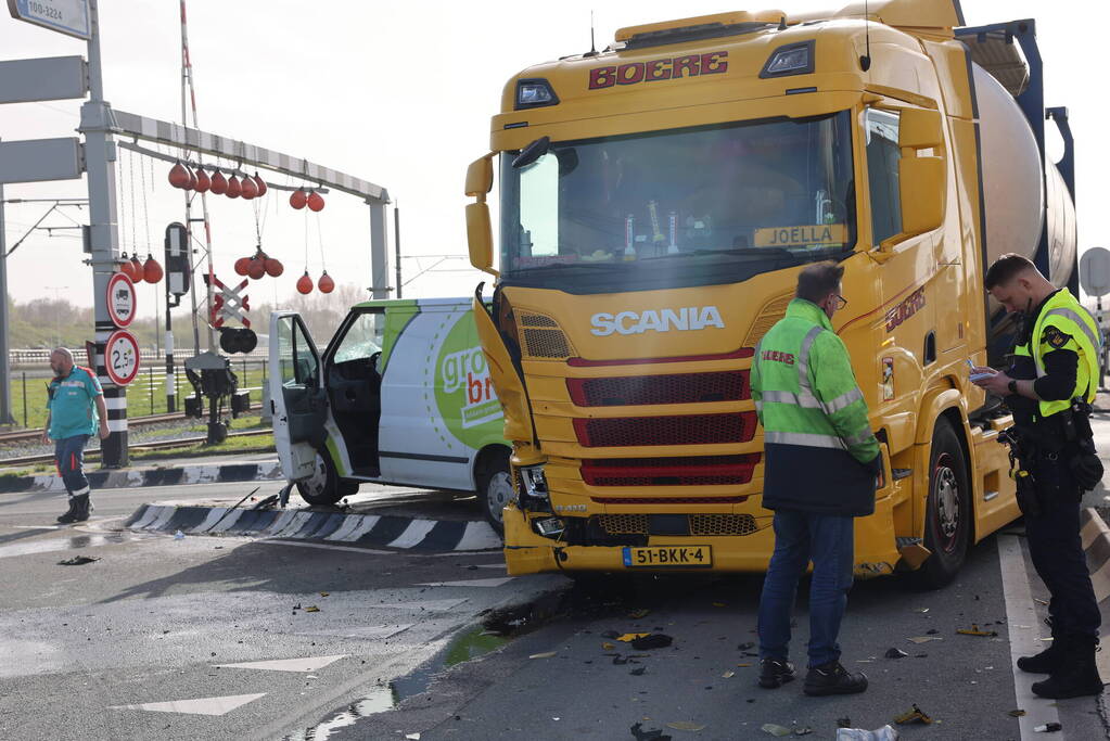 Bestelbus fiks beschadigd na aanrijding met vrachtwagencombinatie