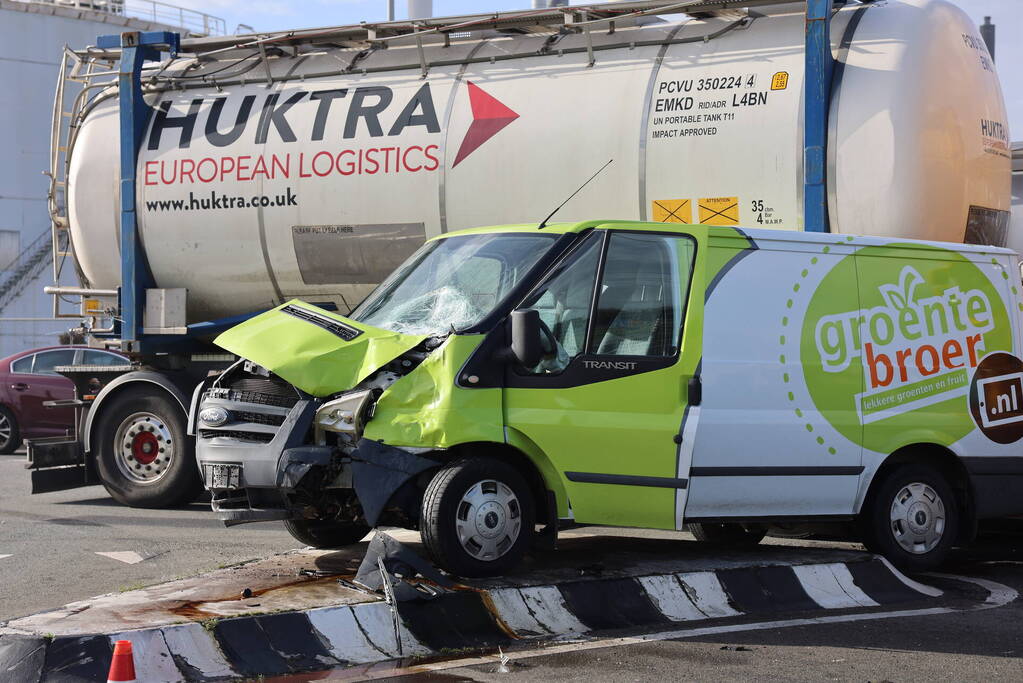 Bestelbus fiks beschadigd na aanrijding met vrachtwagencombinatie