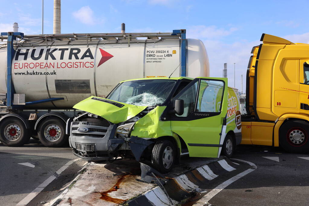 Bestelbus fiks beschadigd na aanrijding met vrachtwagencombinatie