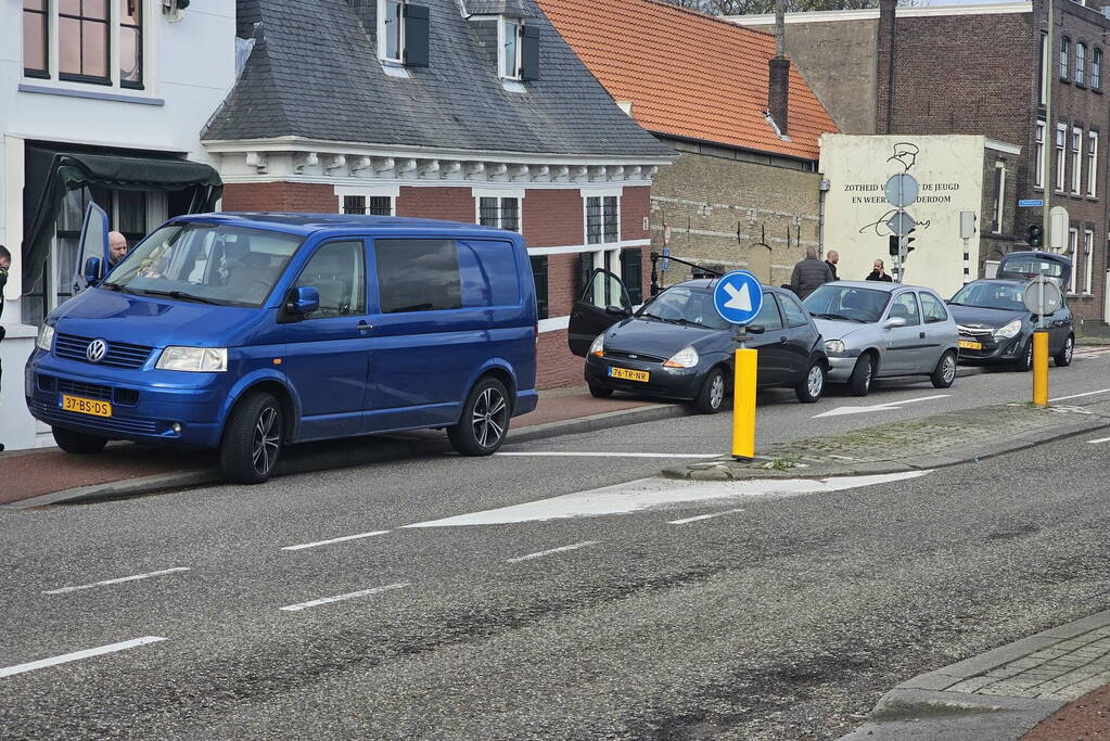 Schade door kettingbotsing met vier voertuigen