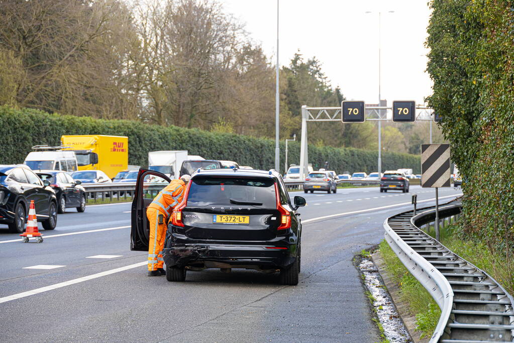 Ongeval tussen twee auto's en een vrachtwagen op snelweg