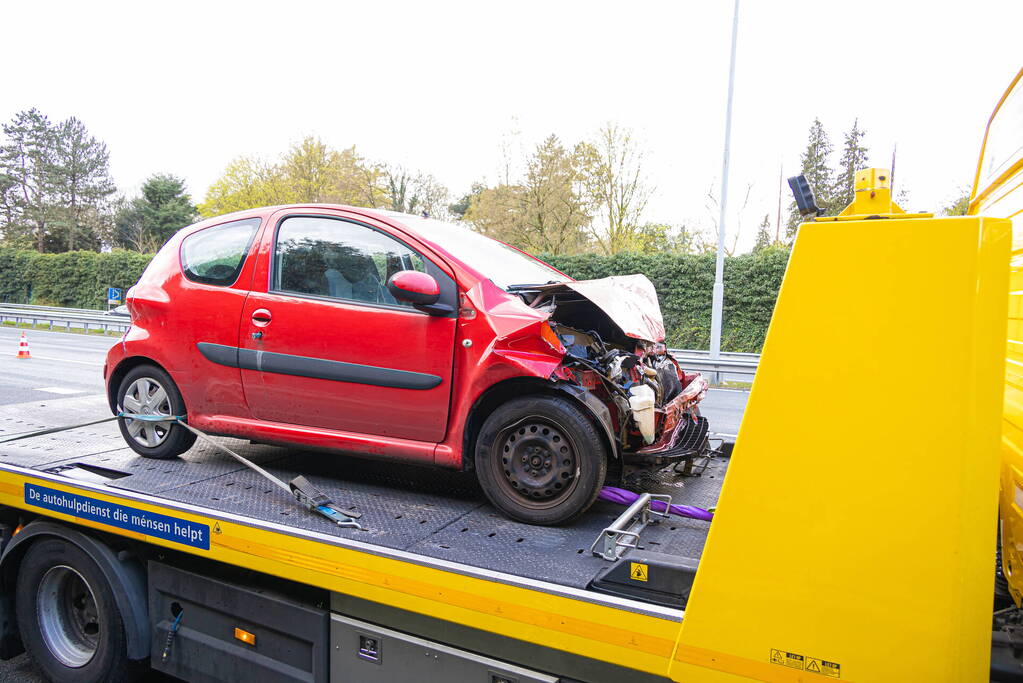 Ongeval tussen twee auto's en een vrachtwagen op snelweg