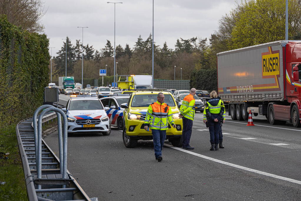 Ongeval tussen twee auto's en een vrachtwagen op snelweg