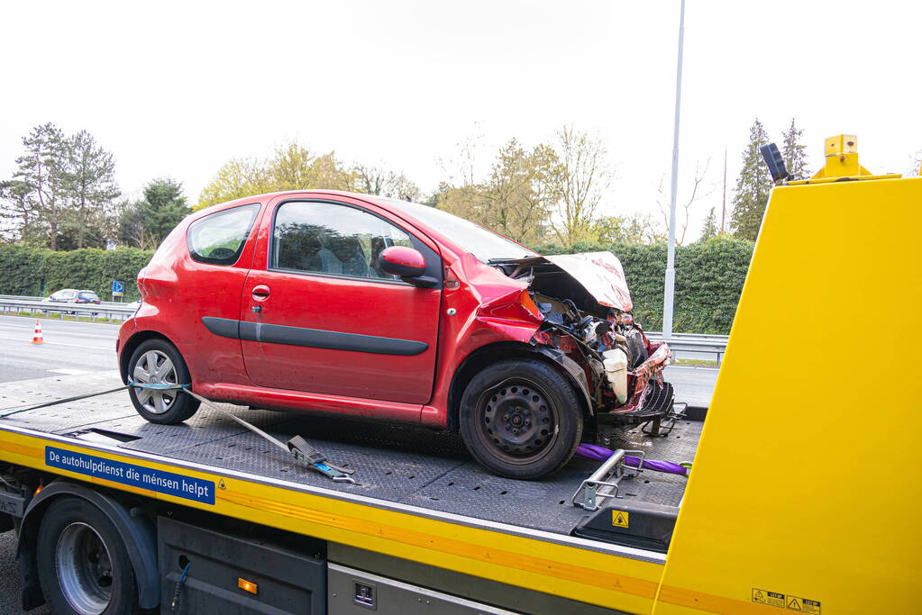 Ongeval tussen twee auto's en een vrachtwagen op snelweg