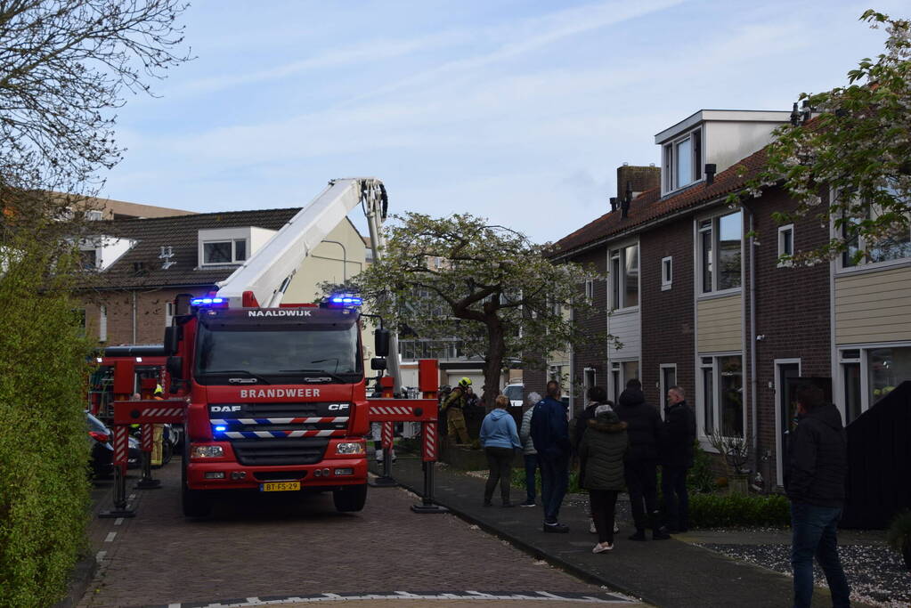 Brandweer blust brand op zolder