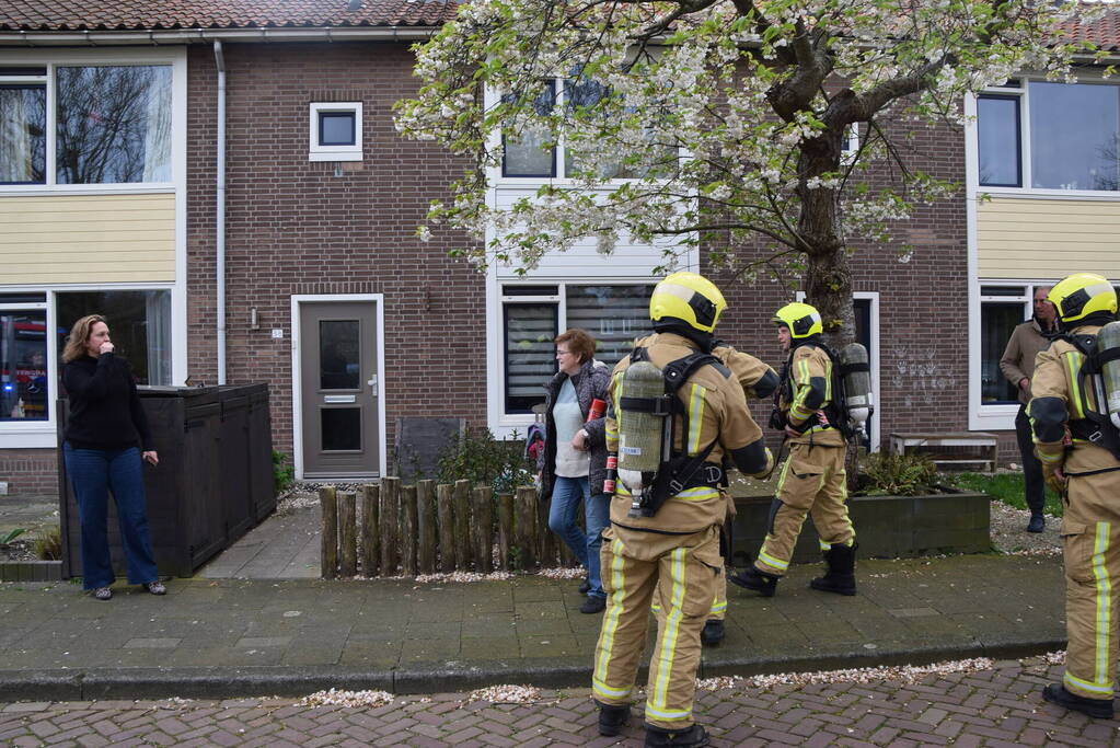 Brandweer blust brand op zolder