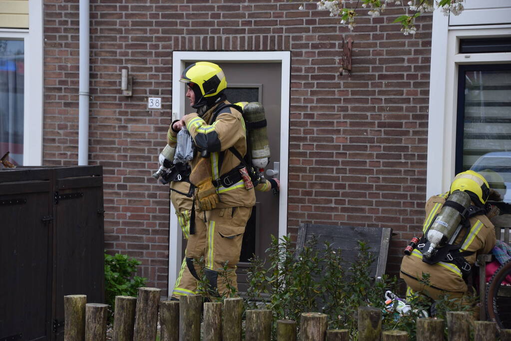 Brandweer blust brand op zolder