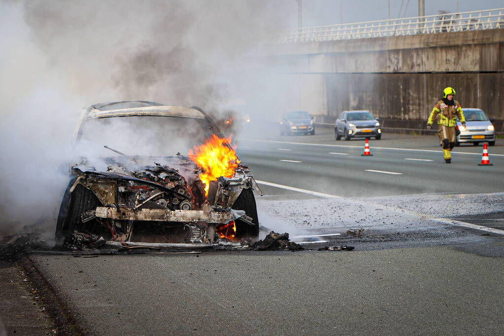 Auto brand volledig af, a4 grotendeels afgesloten