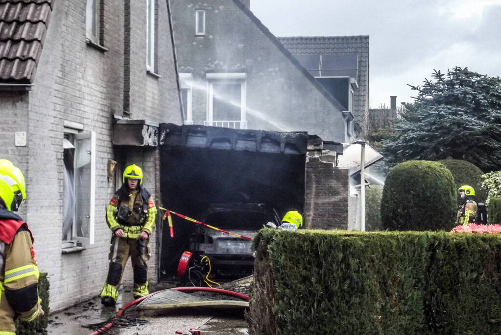 Garage aan woning met auto volledig afgebrand